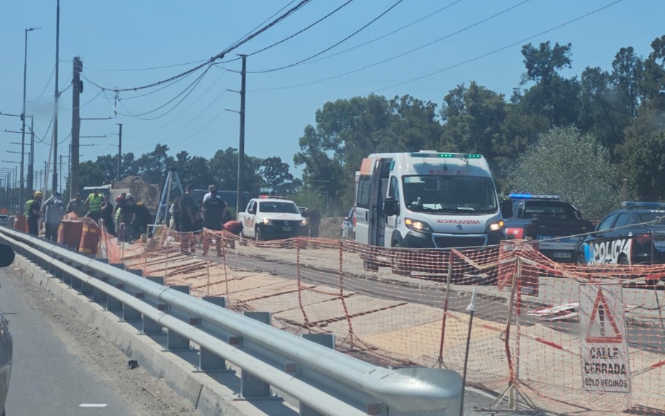 Accidente y tensión en la obra de Av. Jorge Newbery: rescataron a un capataz tras caer ocho metros